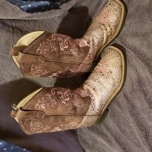 Boots, girls cowgirl boots. Shiny pink details with tan top. Size 3.0D Worn
